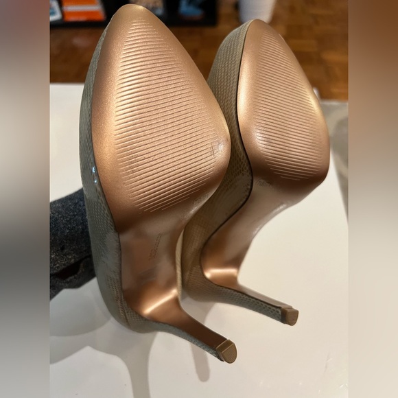 NWOT BCBG cream snake skin heels size 8.5 - Picture 3 of 4